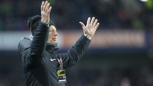 Trenér sparťanských fotbalistů Zdeněk Ščasný se rozčiluje během utkání s... Trenér sparťanských fotbalistů Zdeněk Ščasný se rozčiluje během utkání s...