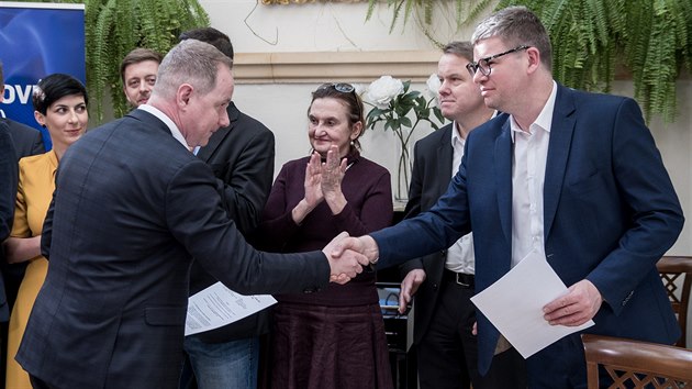 TOP 09 a STAN budou ve volbách do Evropského parlamentu kandidovat společně. TOP 09 a STAN budou ve volbách do Evropského parlamentu kandidovat společně.