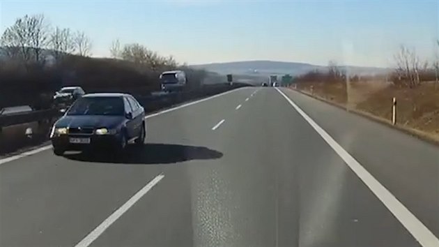 Senior, který způsobil nehodu v protisměru, zemřel Senior, který způsobil nehodu v protisměru, zemřel