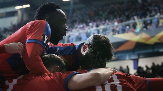 EUFORIE. Plzeňští fotbalisté se radují z vítězného gólu v úvodním utkání... EUFORIE. Plzeňští fotbalisté se radují z vítězného gólu v úvodním utkání...
