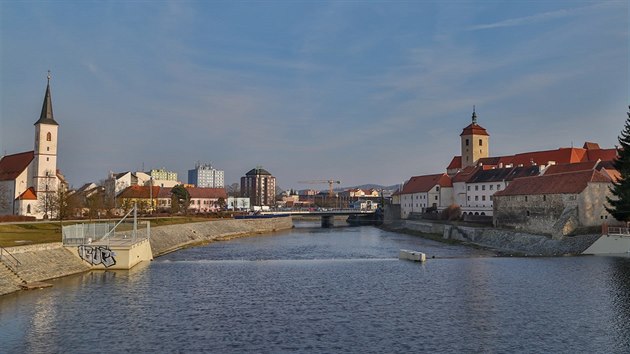 Otava teče ve Strakonicích kolem hradu. Otava teče ve Strakonicích kolem hradu.