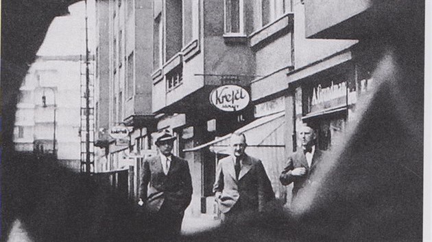 Fotografie setkání dvou československých zpravodajců - štábního kapitána Tauera... Fotografie setkání dvou československých zpravodajců - štábního kapitána Tauera...