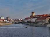 Otava teče ve Strakonicích kolem hradu. Otava teče ve Strakonicích kolem hradu.