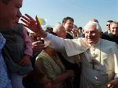 Pape Benedikt XVI. se zdrav s destkami lid, kte ho vtaj na letiti v...