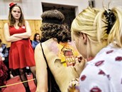 Malířky ztvárnily na zádech modelek známý kabaret Moulin Rouge. Jeho symbolem... Malířky ztvárnily na zádech modelek známý kabaret Moulin Rouge. Jeho symbolem...