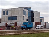 Výrazná betonová stavba v hodnotě desítek milionů korun obehnaná čtyřmetrovou... Výrazná betonová stavba v hodnotě desítek milionů korun obehnaná čtyřmetrovou...