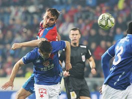 tonk Plzn Tom Chor hlavikuje nad obrncem Slavie Ondejem Kdelou.