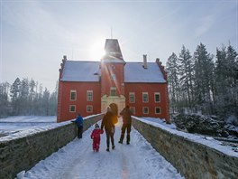 Na rybnku kolem zmku erven Lhota na Jindichohradecku pokrauj prce na...