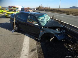 Při nehodě na dálnici D5 u Rokycan se vážně zranil řidič osobního vozidla,...