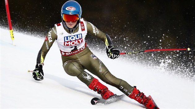Mikaela Shiffrinov  na trati obho slalomu na mistrovstv svta v Aare.