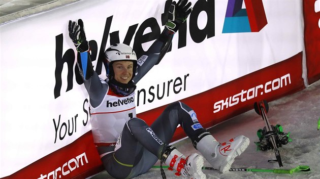 Norsk lya Henrik Kristoffersen oslavuje titul mistra svta. V Aare ovldl ob slalom.
