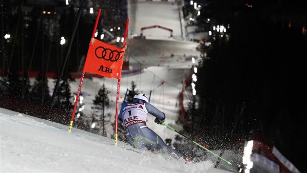 Henrik Kristoffersen si jede pro titul mistra svta v obm slalomu v Aare.