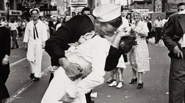 Slavná fotografie. George Mendonsa na newyorském Times Square líbá po skonení...