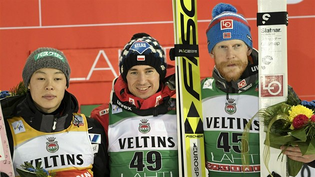 Zvod SP v Lahti ovldl Polk Kamil Stoch (uprosted), druh skonil Japonec Rjoju Kobajai (vlevo), tet msto bral Nor Robert Johansson.