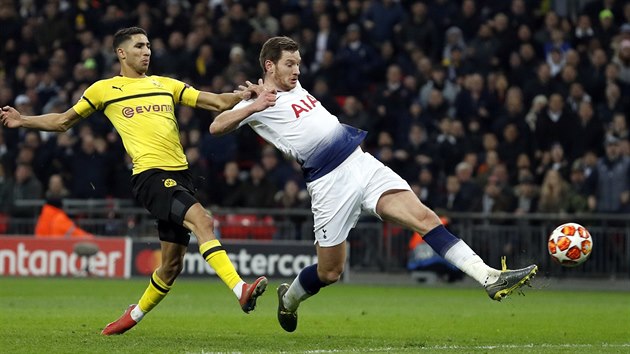 Jan Vertonghen z Tottenhamu pi glov stele proti Dortmundu.