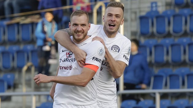 Fotbalist Slovcka Vlastimil Danek a Stanislav Hofmann slav gl v zpase s Karvinou.