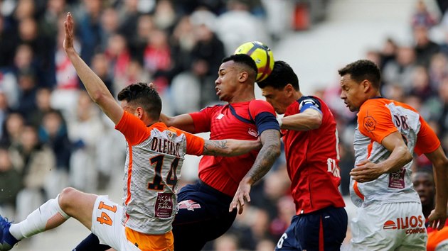 Jose Fonte z Lille (druh zprava) hlavikuje bhem zpasu proti Montpellieru.