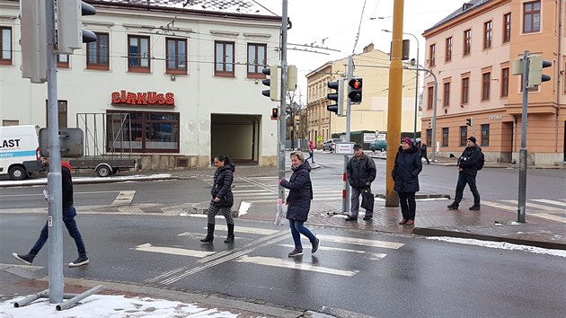 Nov semafory za 430 tisc korun komplikuj od ptku dopravu na run kiovatce v Jihlav. Podle policie se jedn o nov prvek, na kter si mus idii a chodci zvyknout.