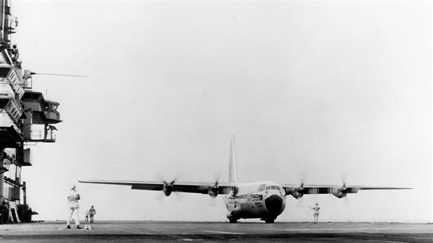 Zkouky upravenho letounu KC-130F na letadlov lodi USS Forrestal (podzim 1963)