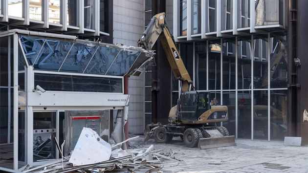 Na praskch Vinohradech zaala plnovan demolice souboru budov Transgas. (15. nora 2019)