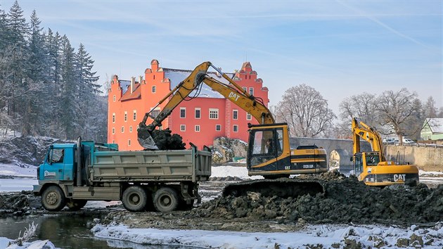 Na rybnku kolem zmku erven Lhota na Jindichohradecku pokrauj prce na odbahnn. Nvtvnkm se tak naskt netradin pohled na znmou pamtku.