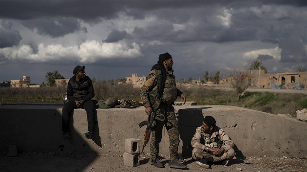 Bojovnci Syrskch demokratickch sil v Baghzu v provincii Dajr az-Zaur svdj posledn bitvu s Islmskm sttem. (17. nora 2019)