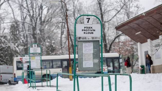 Autobusov ndra stoj ve Vodanech pobl nmst u Zeyerovy ulice. Nstupit nemaj kryt stn a budova nespluje nroky pro cestovn ve 21. stolet.