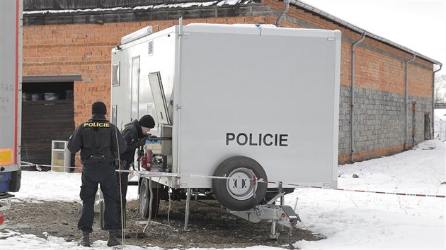 Nelegální skládka nebezpečného odpadu ve Starém Městě u Frýdku Místku.