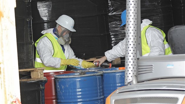 Likvidace nebezpečného odpadu na nelegální skládce ve Starém Městě u Frýdku Místku.