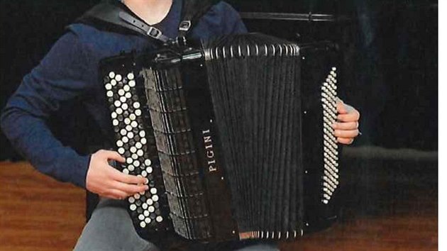 Policist ptraj po akordeonu, kter zlodj v brnnskm divadle ukradl slovinskmu orchestru.