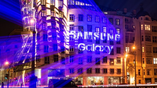 Na Galaxy S10 lk Samsung laserovou show na Tancm dom.