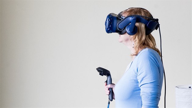 Senioři si v Centru Elpida vyzkoušeli tréning kognitivních funkcí ve virtuální realitě (6. února 2018).