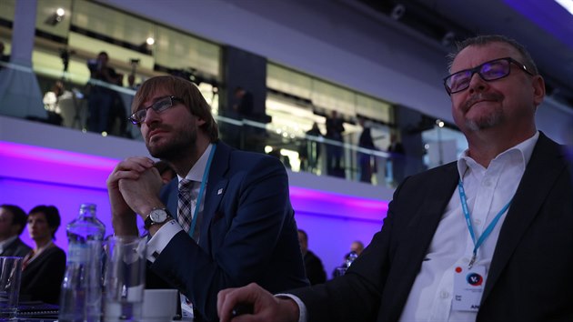 Ministr zdravotnictv Adam Vojtch a ministr dopravy Daniel ok na snmu hnut ANO (17. nor 2019)