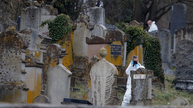 Vandalov pokodili hrobky na idovskm hbitov ve vchodn Francii. Odpoledne msto navtv francouzsk prezident Emmanuel Macron. (19. nora 2019)