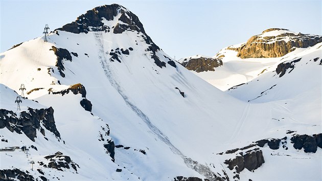 Zchrann posdka pracujc na mst laviny v lyaskm stedisku Crans-Montana ve vcarsku (ter 19. nora 2019)