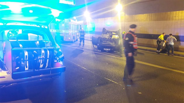 Pi nehod v Bubeneskm tunelu zasahuj jednotky IZS u dvou osobnch aut a jednoho nkladnho (12.2.2019)