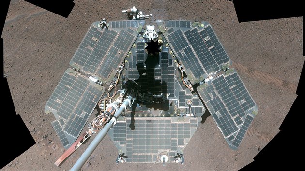 Autoportrt sondy Opportunity z Marsu vytvoen sloenm nkolika snmk z roku 2014.