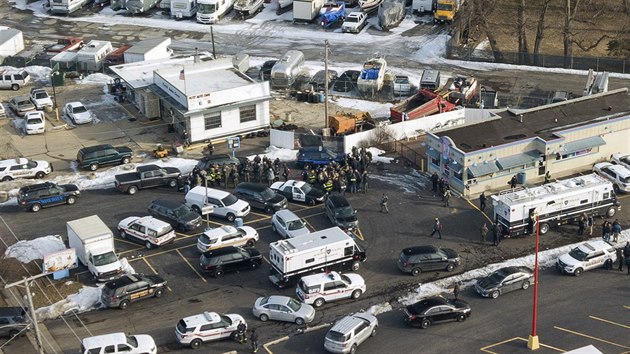 Bezpenostn sloky zasahovaly pi stelb v americkm mst Aurora zpadn od Chicaga. (15. nora 2019)