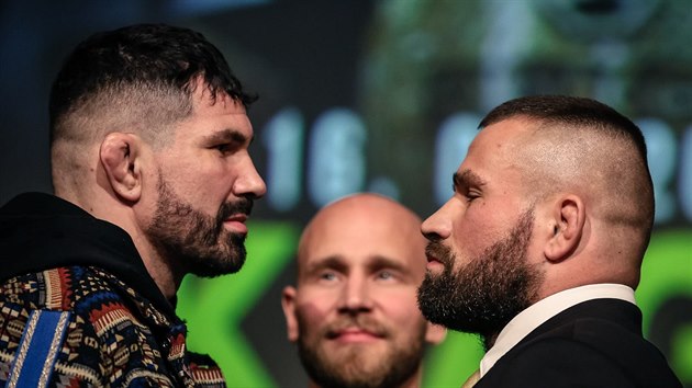 Vlevo je slovensk bijec MMA Attila Vgh, vpravo esk Karlos Vmola na tiskov konferenci organizace Oktagon MMA.
