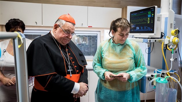 Kardinl Dominik Duka navtvil v hoovick nemocnici Oddlen nsledn a intenzivn pe pro dti a Oddlen dlouhodob intenzivn a oetovatelsk pe. (11. 2. 2019)