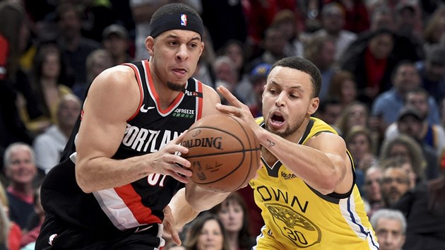 Seth Curry (vlevo) z Portlandu to kolem svho bratra Stephena z Golden State.