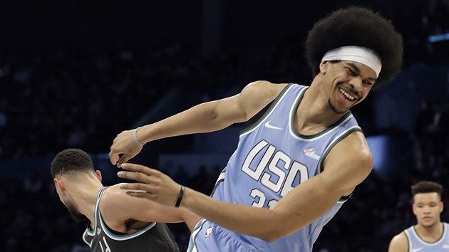 Jarrett Allen (vpravo) z USA ztratil m, Ben Simmons ze Svta ho zskal.