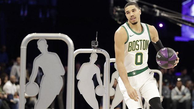 Jayson Tatum z Bostonu pi slalomu kolem Jerry West v rmci Skills Challenge.