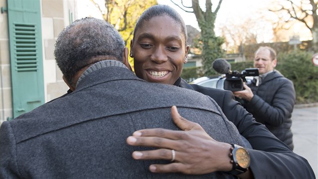 Caster Semenyaov se objm se svm advoktem Normanem Arendsem ped jednnm CAS v Lausanne.