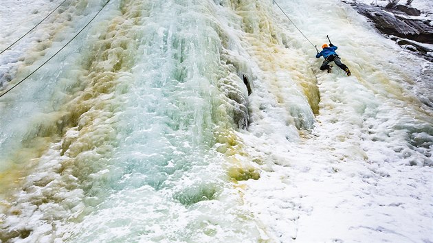 Horolezci na 30metrovm krkonoskm ledopdu v Labskm dole (8.2.2019).