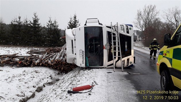 U ekovic na Tachovsku nejdve skonil stee osobn vz, pozdji na stejnm mst havaroval kamion.