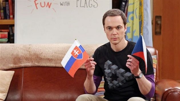 Sheldon Cooper v serilu Teorie velkho tesku s eskou a slovenskou vlajkou