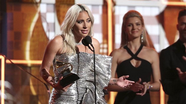 Lady Gaga pebrala cenu Grammy pro nejlep popov duet za skladbu Shallow. (Los Angeles, 10. nora 2019)