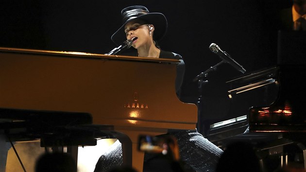 Modertorka a zpvaka Alicia Keys a jej etuda pro dva klavry (Grammy Awards, 10. nora 2019)