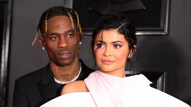 Travis Scott a Kylie Jennerov na udlen cen Grammy (Los Angeles, 10. nora 2019)